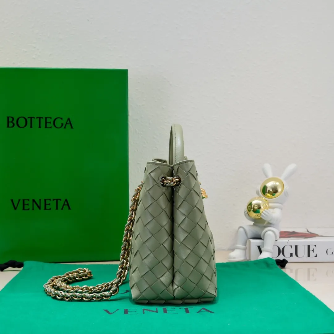Batch 1960 BOTTEGA VENETA 2024 spring and summer new small ANDIAMO chain bag is also available! 🔥🔥I believe many friends have been waiting for a long time. The metallic chain adds a touch of sophistication to the original softness and elegance of Andiamo. The collision of classic craftsmanship and elegance creates a different kind of beauty. Style number: 6008 Size: 25*22*10.5cm